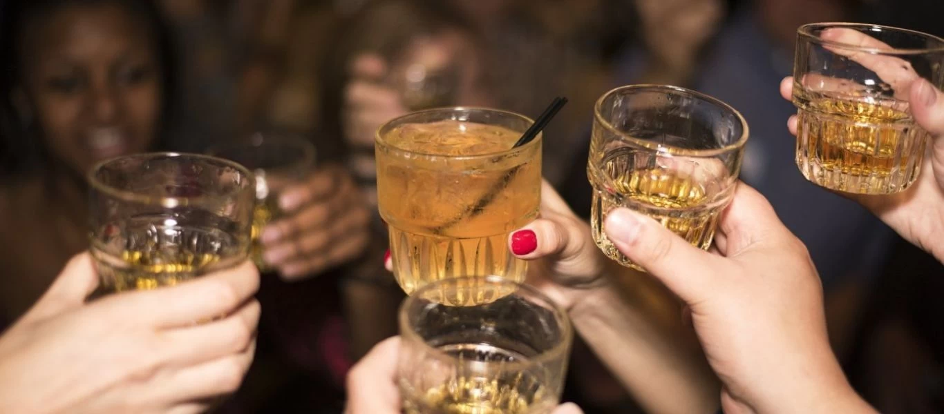 Βρετανία: Αυξήθηκε ο αριθμός των πολιτών που καταναλώνουν επικίνδυνα υψηλές ποσότητες αλκοόλ